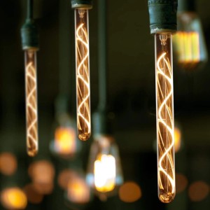NETTLIFE LED Glühbirne E27 mit goldenem Röhrenglas, spiralförmigem Filament, warmweißem Vintage-Licht.
