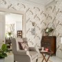 Laura Ashley Vliestapete Belvedere Soft Truffle im Wohnraum mit Pfauenmuster.