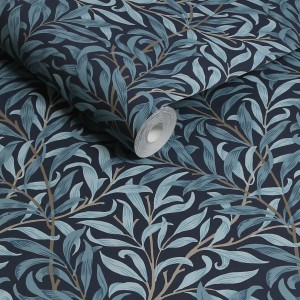 William Morris Vliestapete Willow Bough blau: Rolle mit Blätter-Motiv in Blau- und Grautönen.