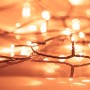 Nahaufnahme einer warmweißen LED-Lichterkette mit 1000 LEDs, 100 m lang, mit sanftem Bokeh-Effekt. Ideal für Außenbereiche.