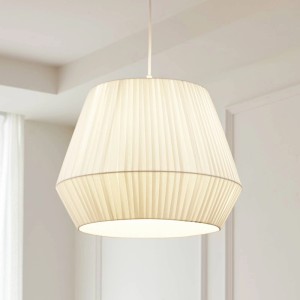 Weiße, skandinavische Lindby Vitore Pendelleuchte aus plissiertem Textil. Ideal für Wohnzimmer und Esszimmer.