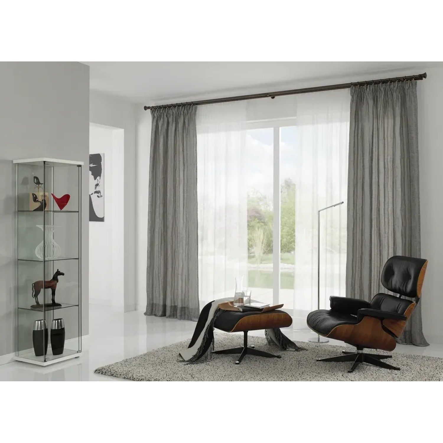 Gardinia Gardinenstange Windsor Bronze, 200 cm, mit Innenlauf vor Fenster mit Vorhängen.