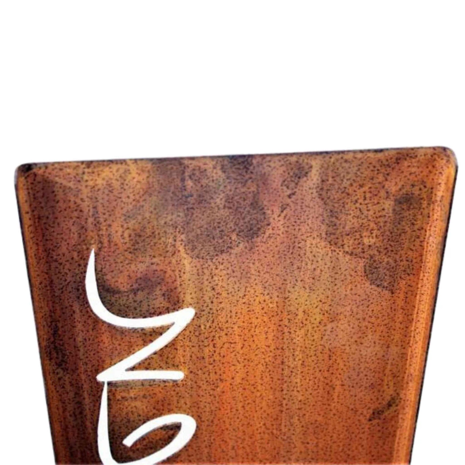 Rostikal Willkommen Spruchtafel aus Cortenstahl mit Edelrost Patina. Braune Metalltafel, weißer Willkommen-Schriftzug.