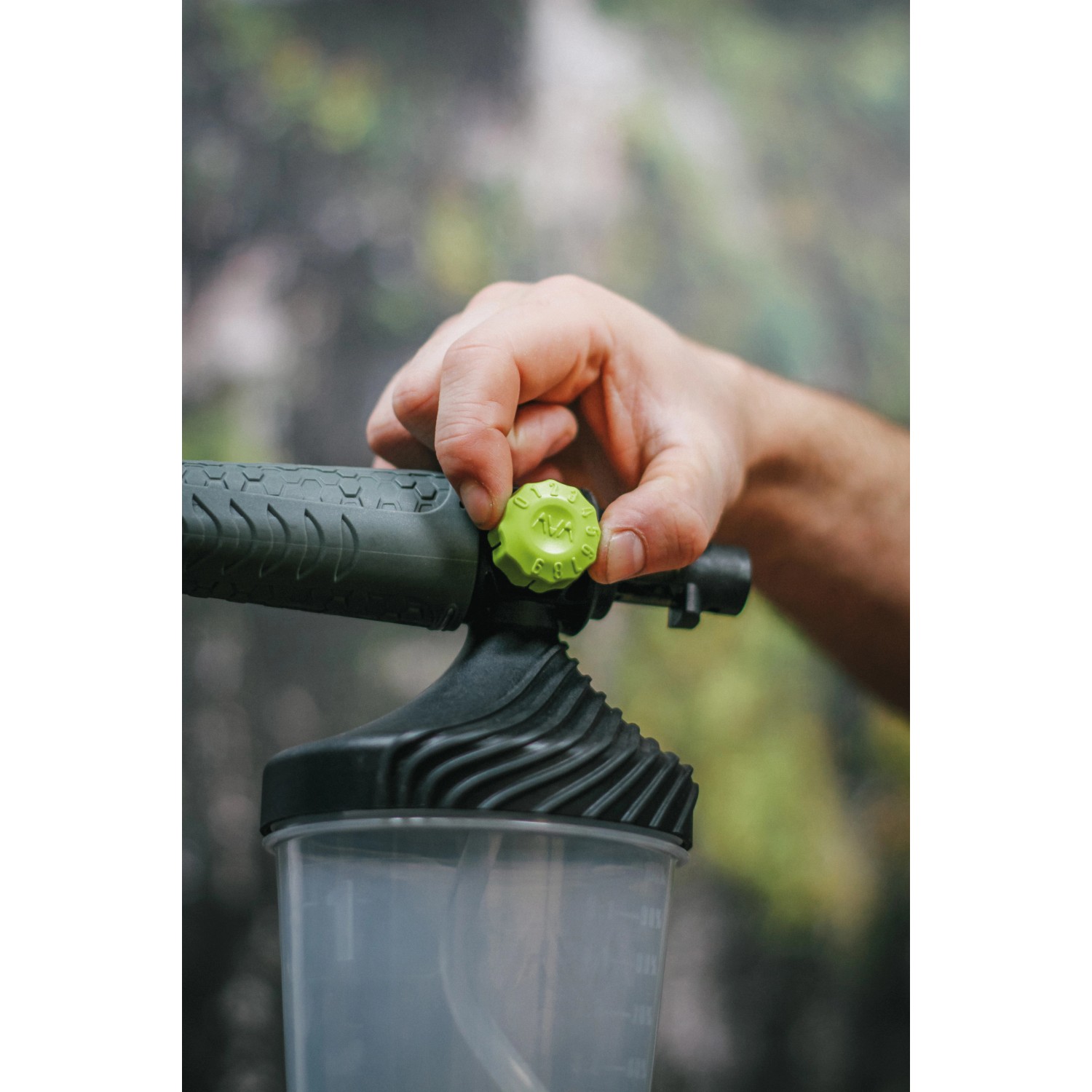 Ava Premium Schaumkanone: Hand justiert Sprühwinkel am Zubehör für Hochdruckreiniger.