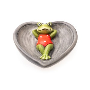 Vogeltränke in Herzform mit liegendem Frosch (rot-gepunkteter Badeanzug) als Gartendeko.