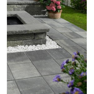 Verlegte, grau-nuancierte Palermo Terrassenplatten aus Beton, 40x40x5 cm.