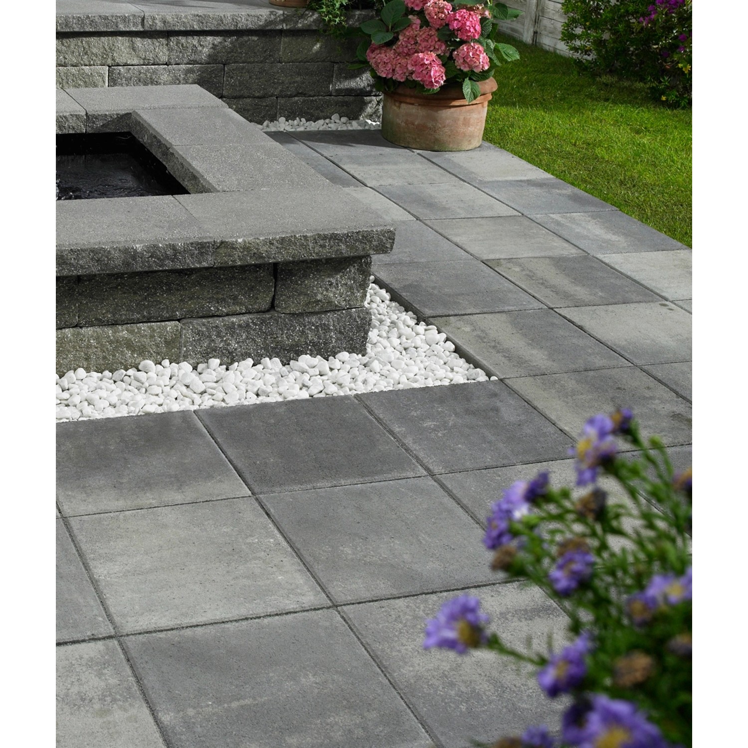 Verlegte, grau-nuancierte Palermo Terrassenplatten aus Beton, 40x40x5 cm.