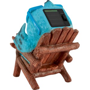 Blauer Solar LED Vogel auf Holzstuhl als Gartendeko. Wetterfeste Solarleuchte für den Aussenbereich.