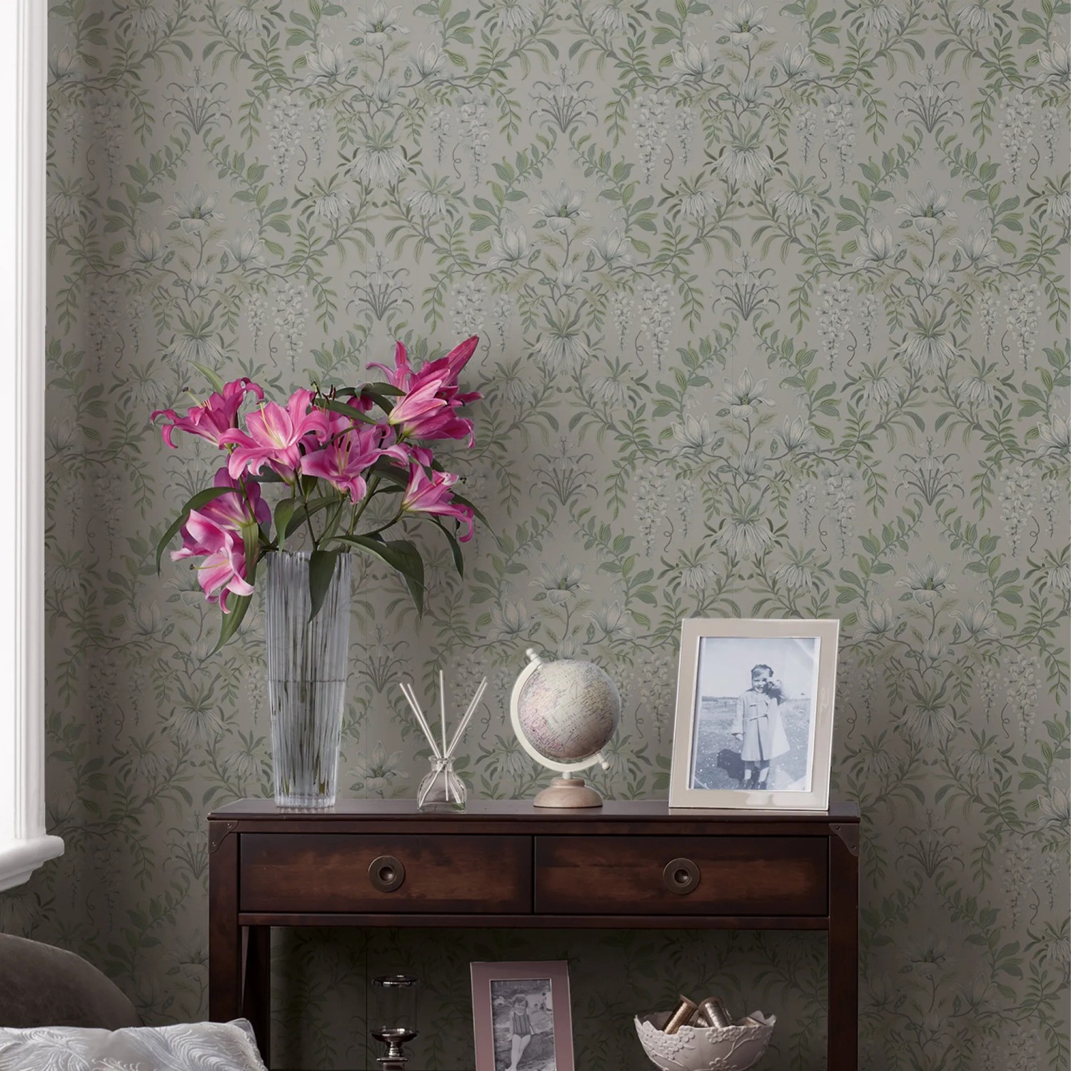 Laura Ashley Vliestapete Parterre Sage mit floralem Muster in Salbeigrün.