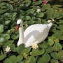 Weiße Ubbink Teichfigur Schwan (H 54,5 cm) im Teich mit Seerosen.