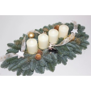 Adventsgesteck mit 4 creme-farbenen Kerzen, Tannenzweigen, Schleifen und Deko-Elementen.