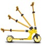 Gelber Six Degrees Junior Scooter mit Klappmechanismus in verschiedenen Positionen.