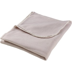 Hellgraue Fleecedecke (130x160cm) mit Kettelrand, gefaltet.