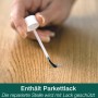 Bona Home Repair Set Eiche: Pinsel mit Lack auf Holzboden zur Reparatur kleiner Schäden.