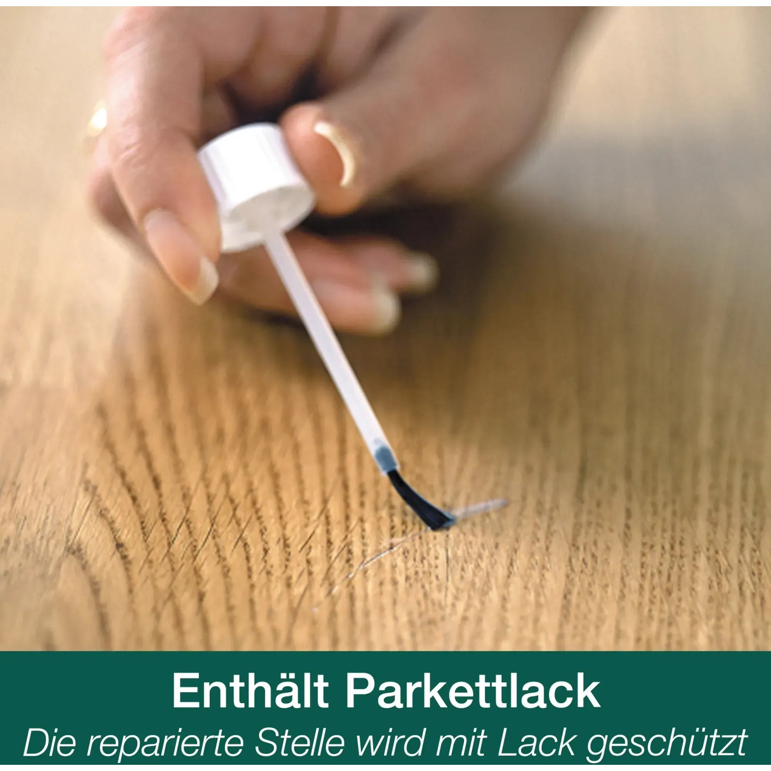 Bona Home Repair Set Eiche: Pinsel mit Lack auf Holzboden zur Reparatur kleiner Schäden.