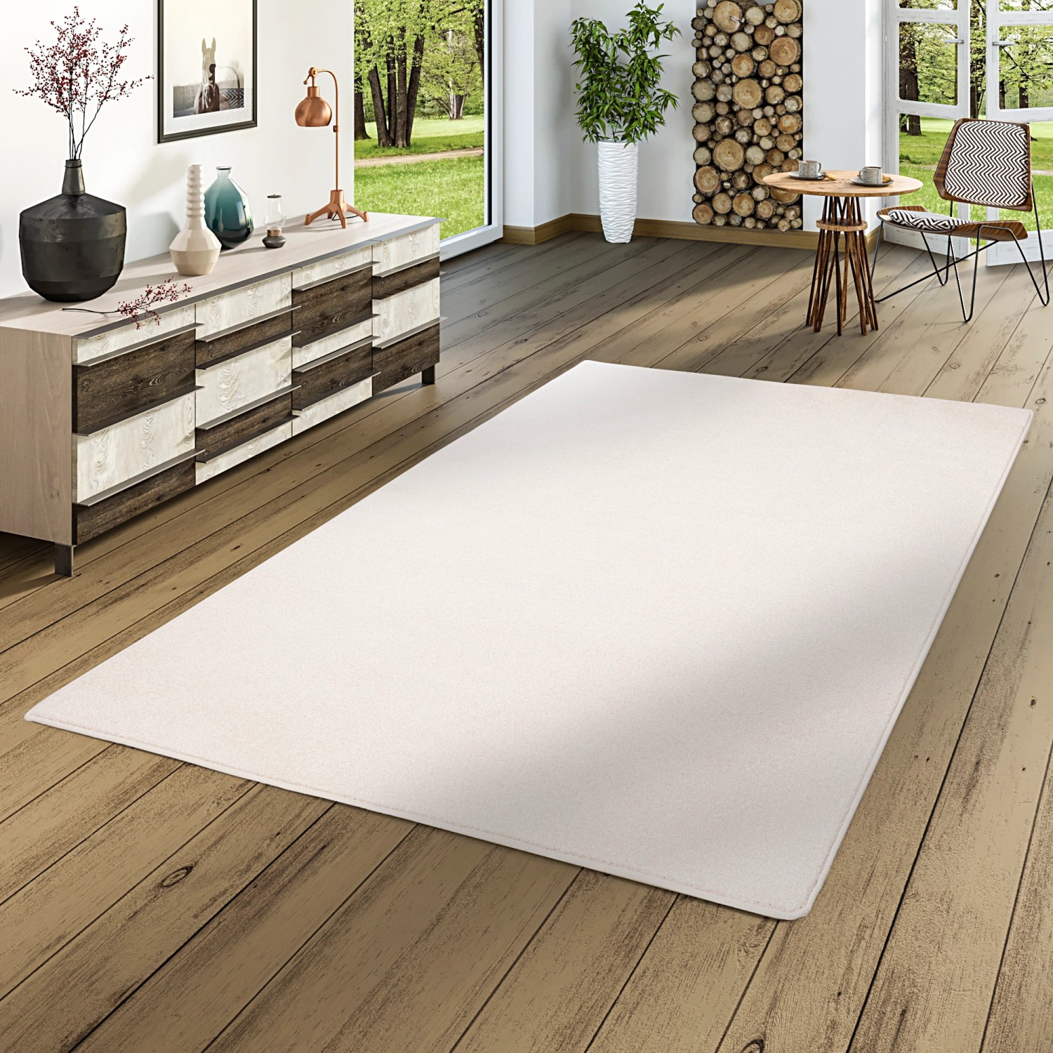 Weißer Snapstyle Hochflor Teppich Luna, 100x200cm, auf Holzboden in Wohnraum.