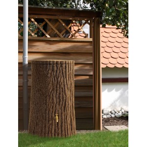 Dunkelbraune Arves Regentonne Evergreen Lite 300 l mit Holzoptik und goldenem Wasserhahn vor Holzzaun.