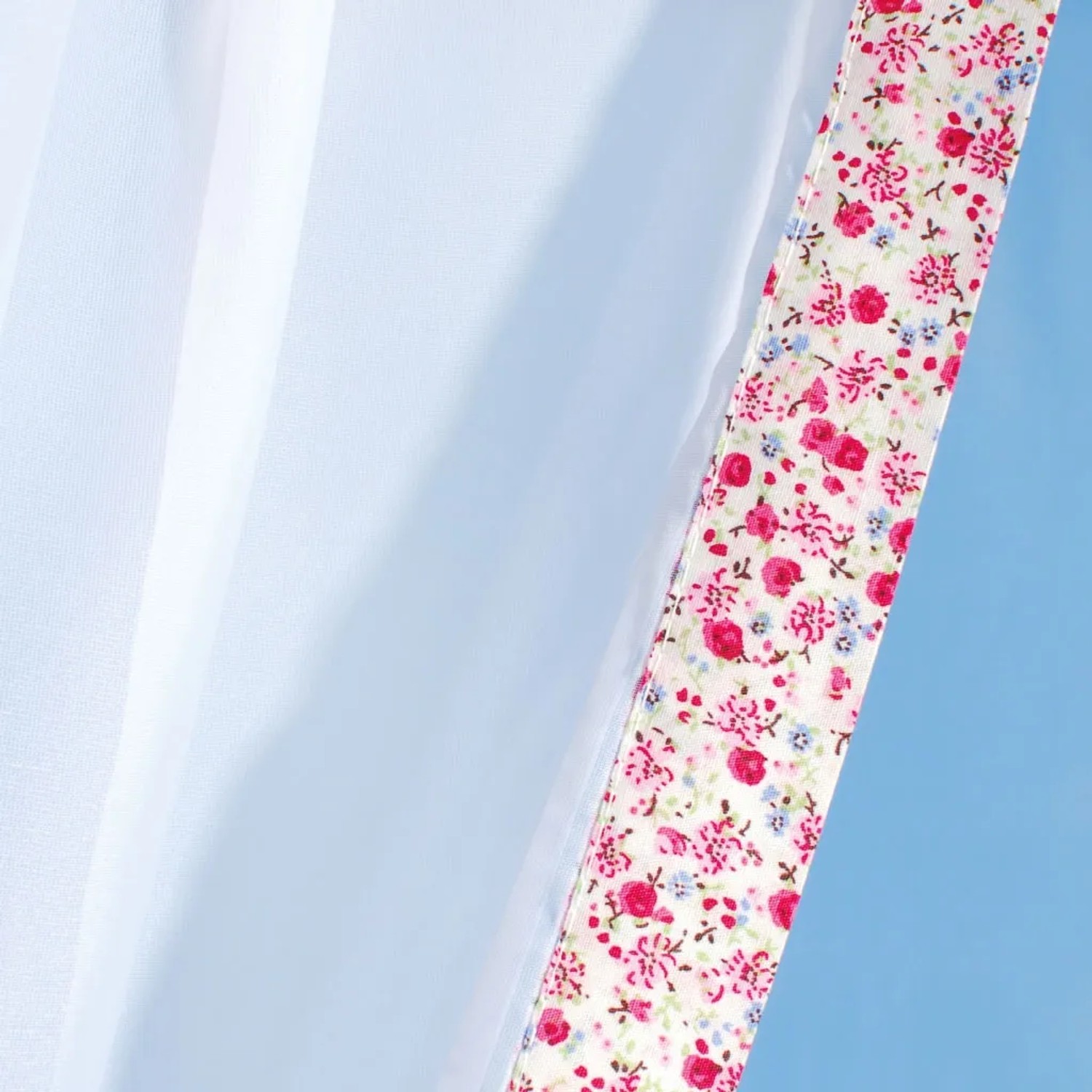 Detailansicht: Arsvita Gardinenset mit Blumenmuster, Stangendurchzug für die Küche. Dekorativer Fenstervorhang.
