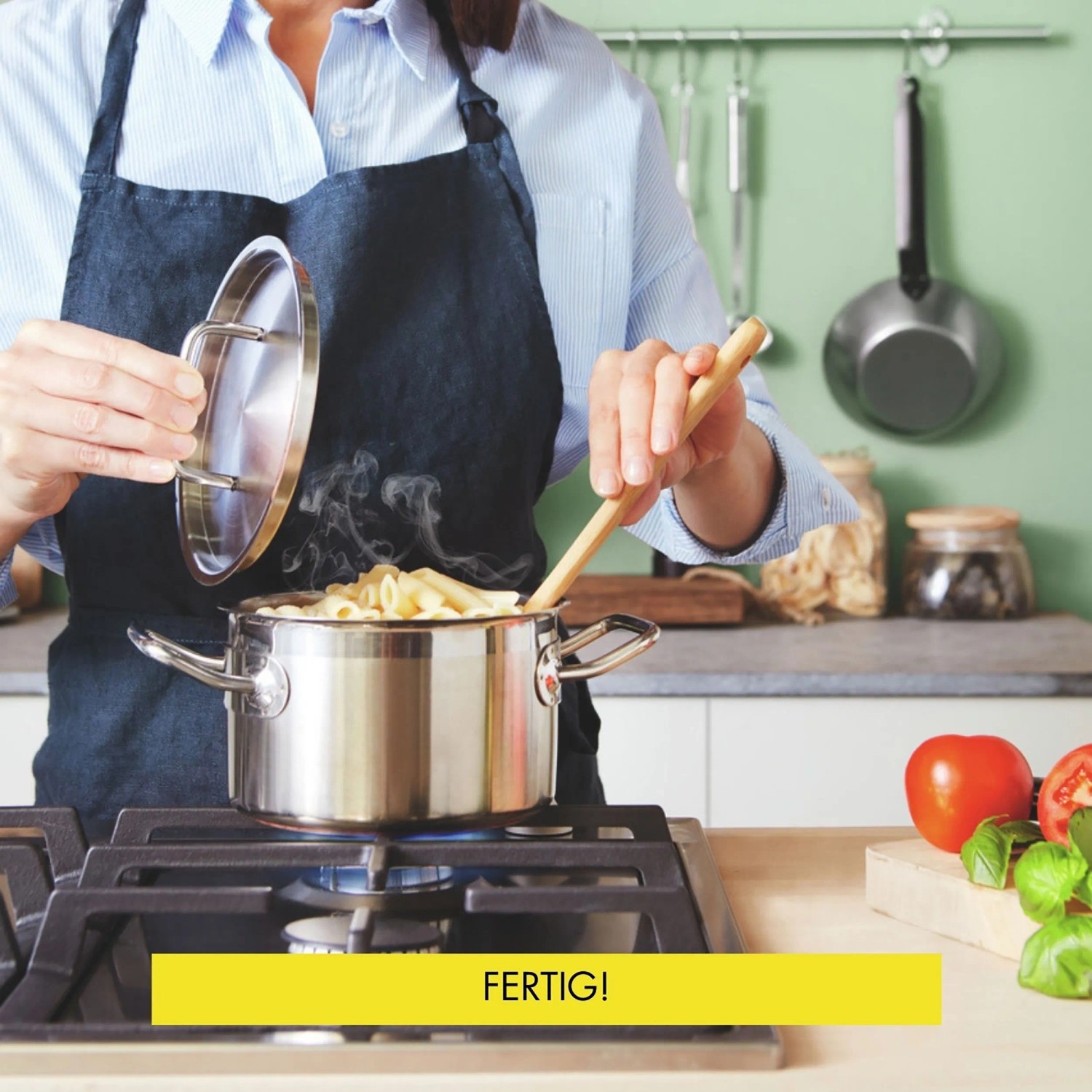 Frau kocht Pasta mit Uhu Spezialkleber LED Power Booster im Einsatz. 