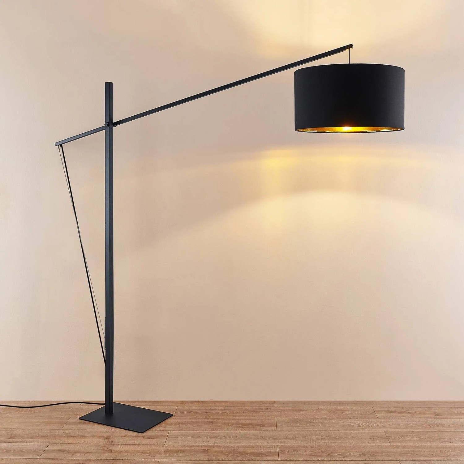Moderne, schwarze Bogenlampe Mossa von Arcchio aus Metall, 200cm hoch, mit goldenem Lampenschirm innen.