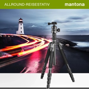 Mantona Reisestativ mit Kugelkopf vor Leuchtturm & Lichtspuren. Kompaktes Kamerastativ für Outdoor-Fotografie.
