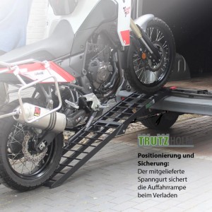 TRUTZHOLM Auffahrrampe, klappbar, mit Motorrad auf Anhänger. Zubehör für Autoanhänger.