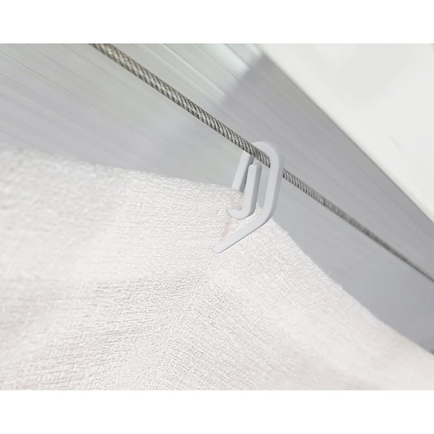 Detailaufnahme: Weißes Palram Sonnensegel mit Haken für Terrassenüberdachung.