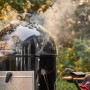 Weber Connect Smart Grilling Hub am Grill mit Rauch. Grillthermometer für smarte Grillergebnisse.