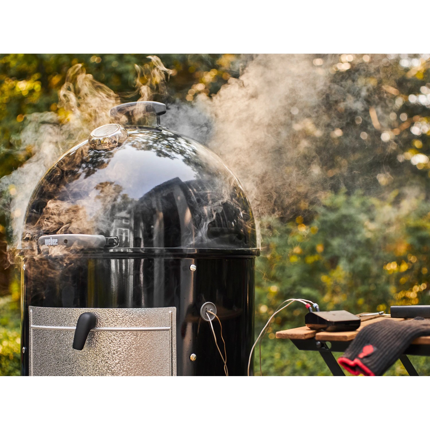 Weber Connect Smart Grilling Hub am Grill mit Rauch. Grillthermometer für smarte Grillergebnisse.
