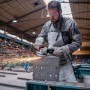 Bosch Professional GWX 17-125 PSB Winkelschleifer im Einsatz beim Schleifen von Metall.
