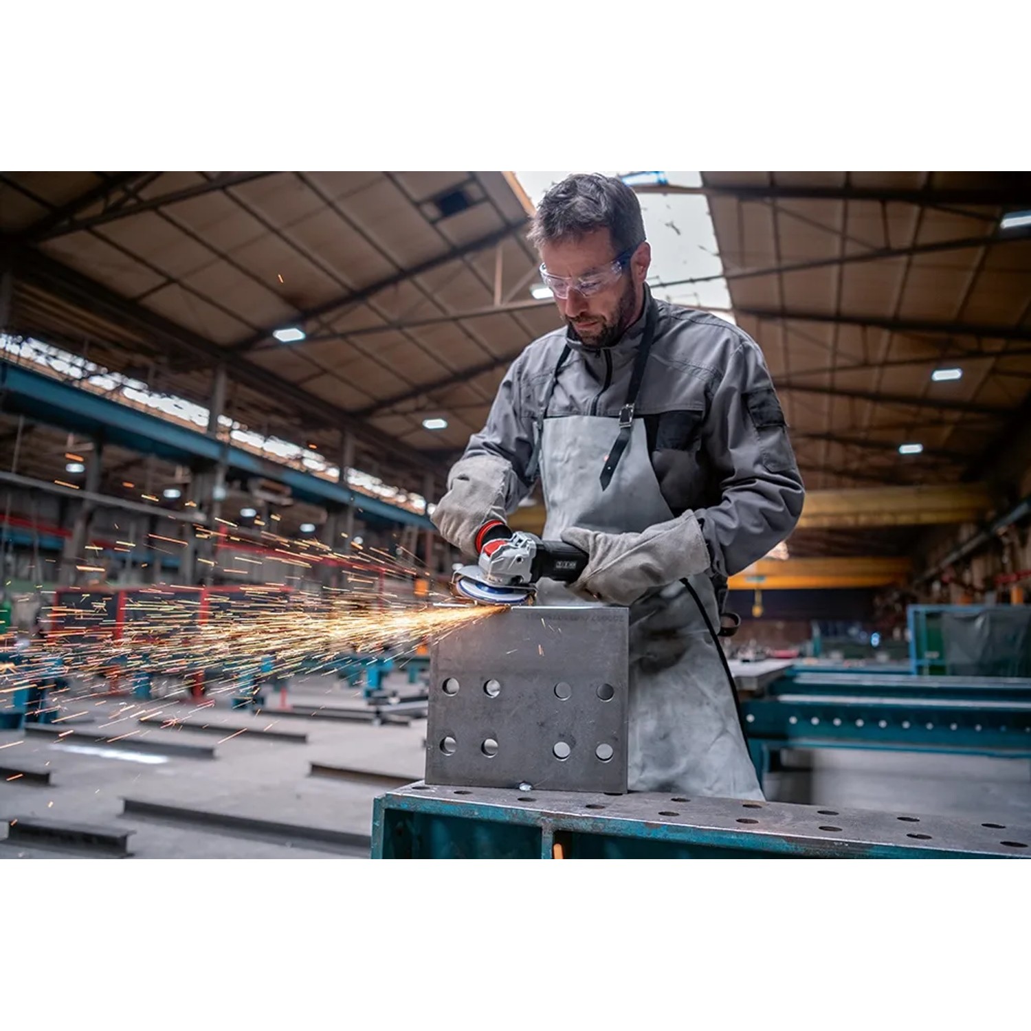 Bosch Professional GWX 17-125 PSB Winkelschleifer im Einsatz beim Schleifen von Metall.