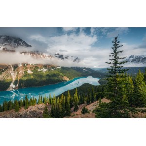 Sanders Fototapete: Landschaft mit blauem See, grünen Bäumen und Bergen unter Wolken.