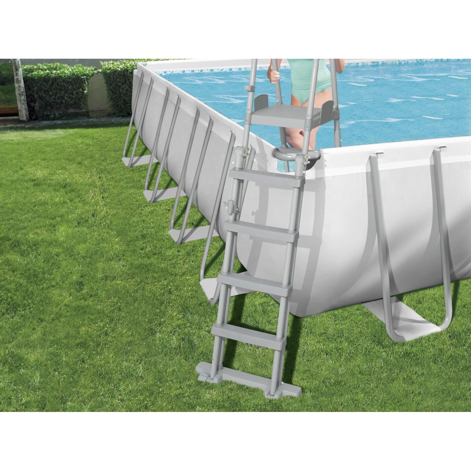Rechteckiger Bestway Stahlrahmenpool mit Leiter im Garten.
