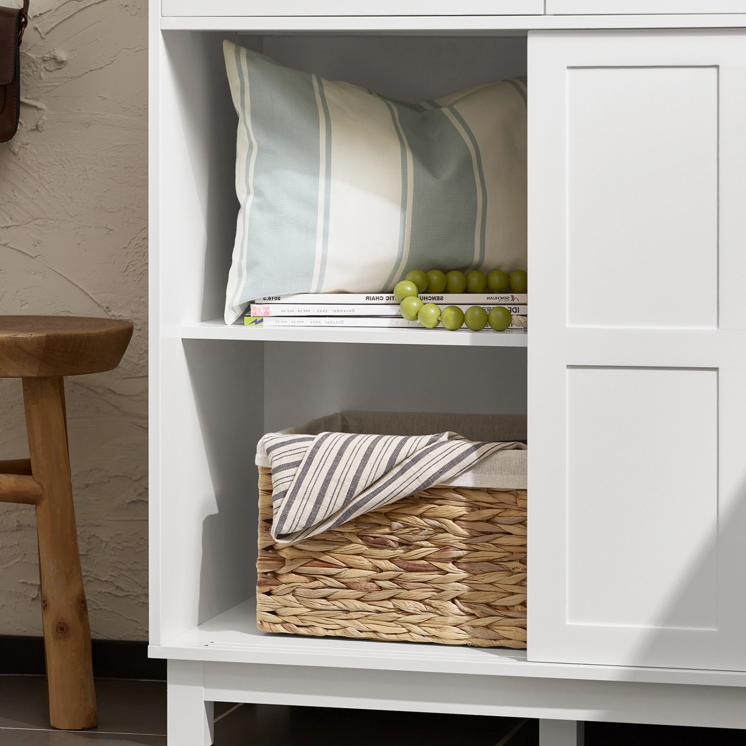 Detailansicht: Weißes SoBuy Sideboard FSB84-W mit Schubladen und Schiebetüren, Ablagefächer mit Deko.