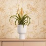 Elho Blumentopf Vibes Fold Coupe, Ø 14 cm, leinenweiß, mit Pflanze auf Kommode.