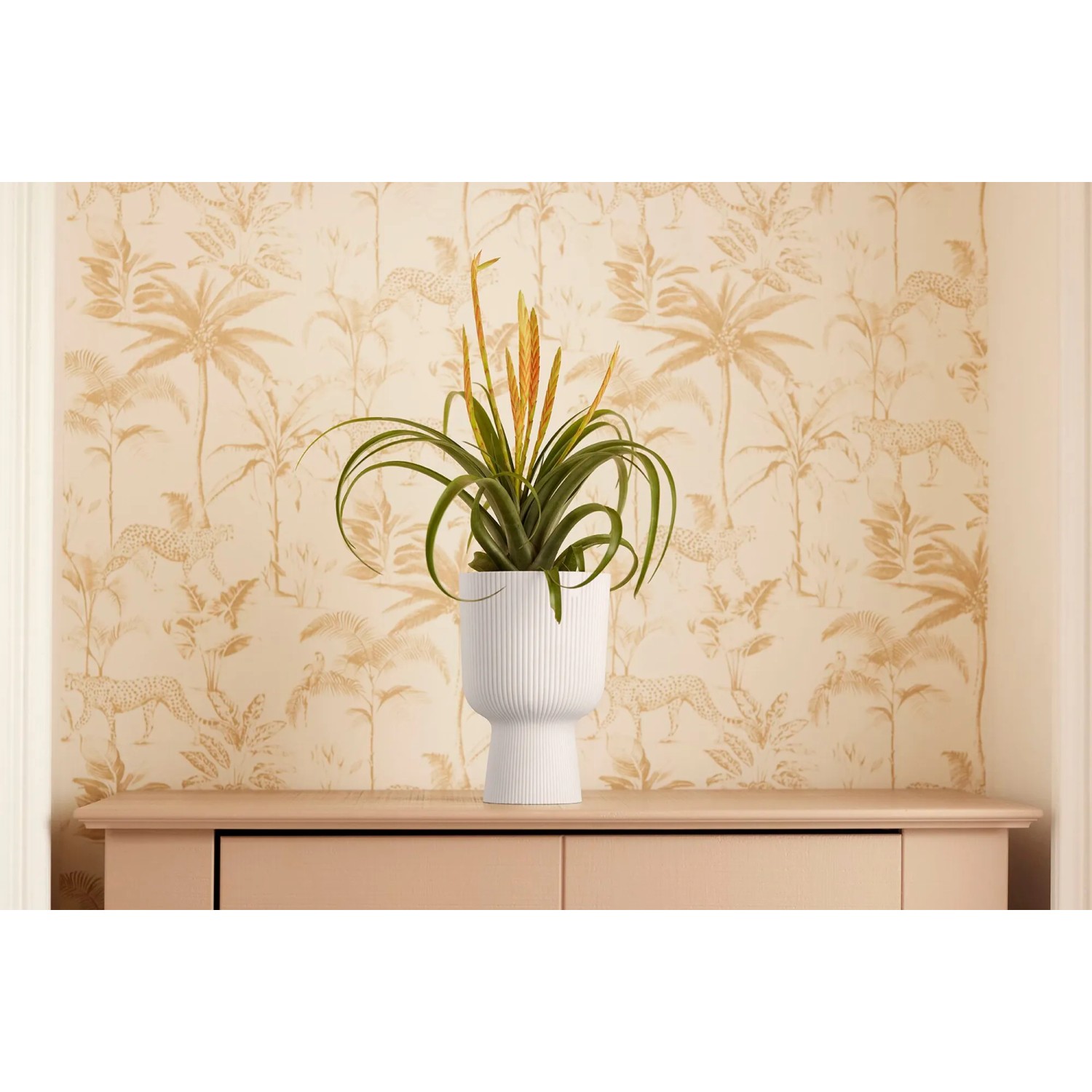 Elho Blumentopf Vibes Fold Coupe, Ø 14 cm, leinenweiß, mit Pflanze auf Kommode.