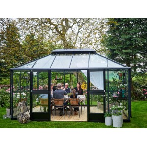 Juliana Gewächshaus Grand Oase 13 in Anthrazit (13 m²) mit Familie beim Essen im Garten.