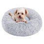 Kleiner Hund in flauschigem, grauem Feandrea Hundebett (50 cm) mit Plüschoberfläche. Kuschelige Hundecouch.