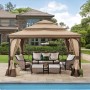 Brauner Sunjoy Gazebo Ropi Pavillon (395x395cm) mit Möbeln und Vorhängen im Garten.