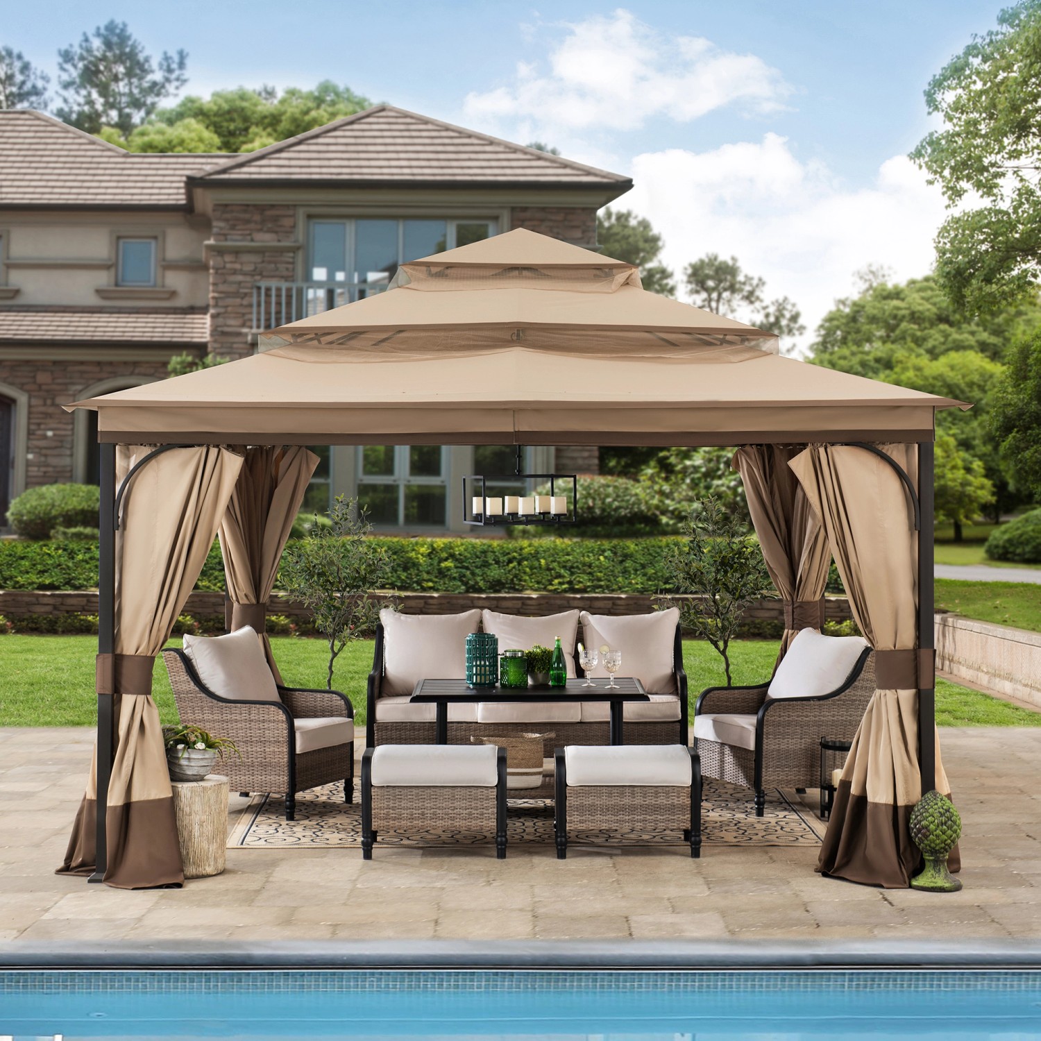 Brauner Sunjoy Gazebo Ropi Pavillon (395x395cm) mit Möbeln und Vorhängen im Garten.