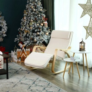 Songmics Schaukelstuhl Beige-Natur mit Armlehnen und verstellbarer Fußstütze vor Weihnachtsdeko.