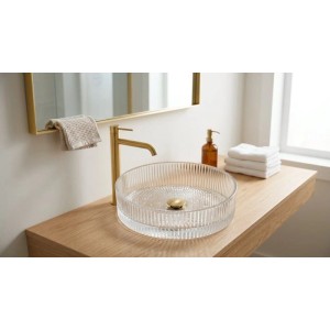Modernes Swiss Aqua Technologies Klarglas Aufsatzwaschbecken, geriffelt, auf Holzplatte. Ideal für Gäste-WCs.