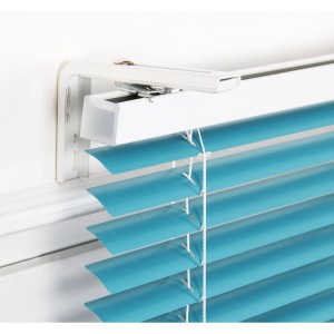 2er Set weiße Wandträger mit Versatz für Rollos, Jalousien und Lamellenvorhänge.