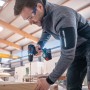 Bosch Professional Akku-Bohrschrauber GSR 18V-90 C in Nutzung beim Schrauben in Holz.