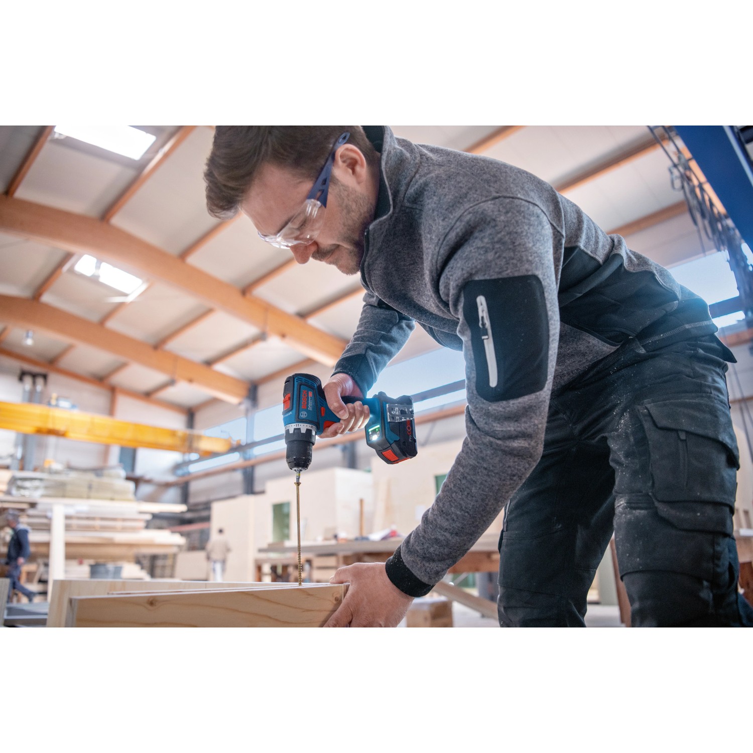 Bosch Professional Akku-Bohrschrauber GSR 18V-90 C in Nutzung beim Schrauben in Holz.