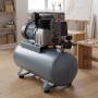 Grauer Wiltec Kompressor mit Druckregler, Druckschalter, 2 Manometern und Schnellkupplungen für präzise Druckregelung.