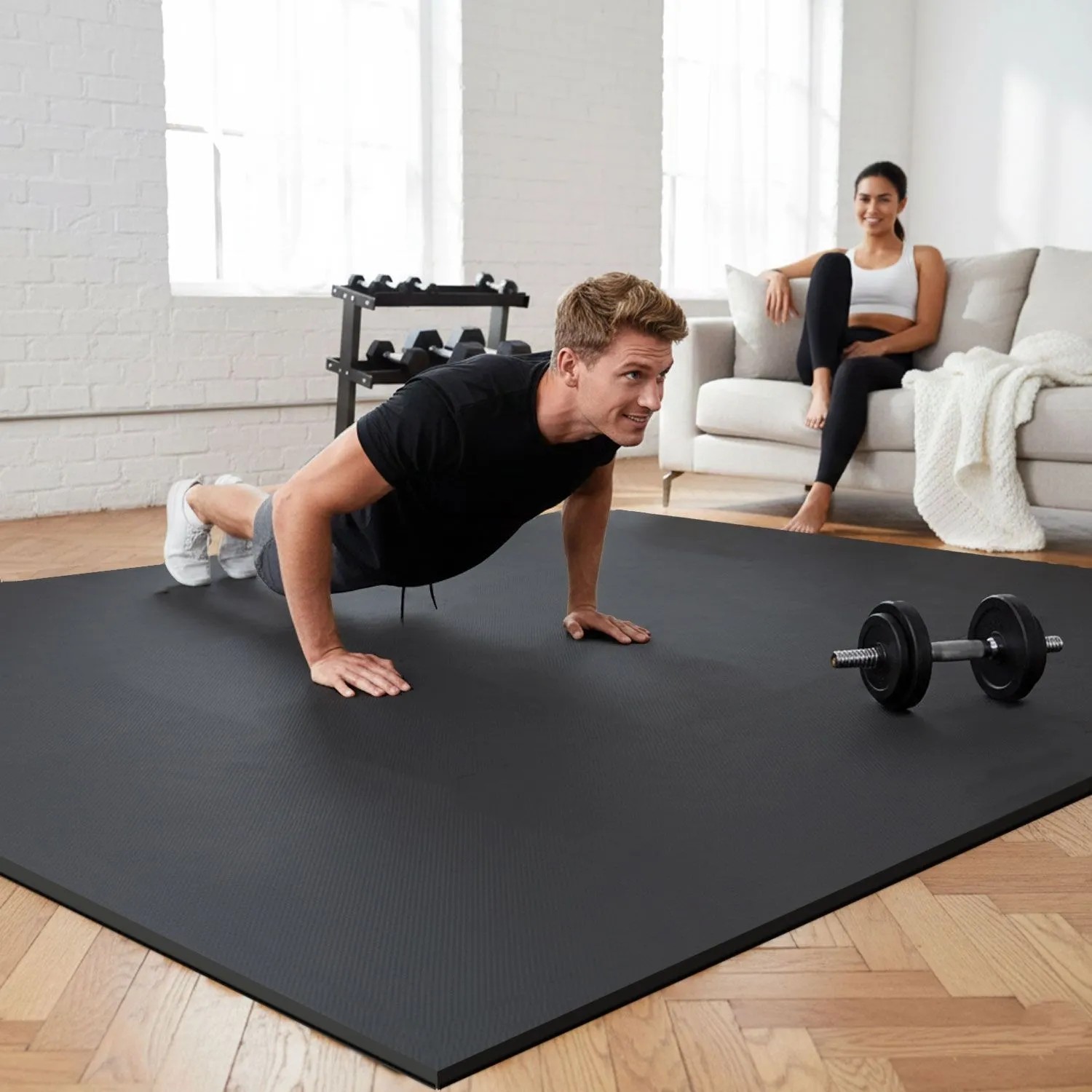 Schwarze eyepower Bodenschutzmatte im Home Gym. Mann macht Liegestütze auf stoßfester EVA-Schaummatte. Ideal für Fitness.