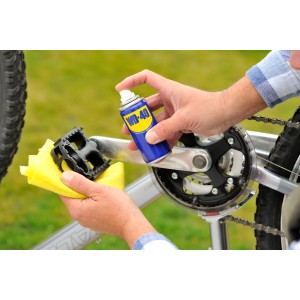 WD40 Multifunktionsöl 100ml bei der Fahrradwartung. Rostlöser und Schmiermittel im Einsatz.