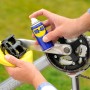 WD40 Multifunktionsöl 100ml bei der Fahrradwartung. Rostlöser und Schmiermittel im Einsatz.