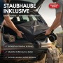 Zusammengeklappter Albatros Bollerwagen 120L mit Schutzhülle wird in Kofferraum gehoben.